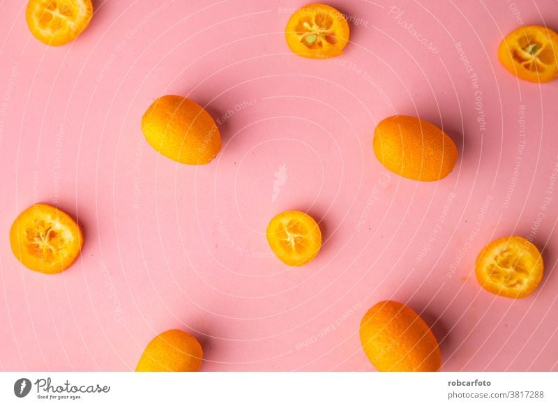 Kumquat-Orange-Früchte auf rosa Hintergrund frisch tropisch orange Zitrusfrüchte Lebensmittel fortunella organisch reif gelb Frucht Farbe Vegetarier Gesundheit