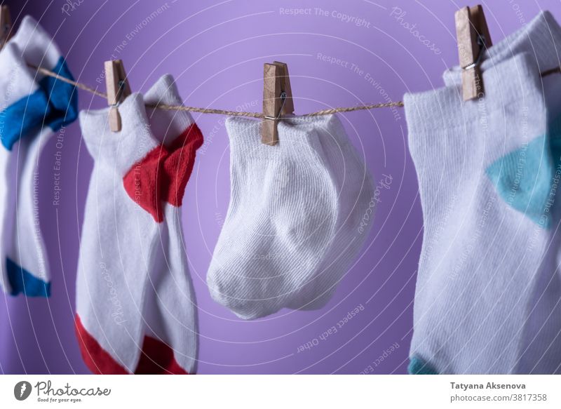 Konzept des Frühgeborenentages. Winzige Socken verfrüht Frühreife Baby Tag Erkenntnis purpur Kniestrümpfe winzig November neugeboren klein Prävention Geburt
