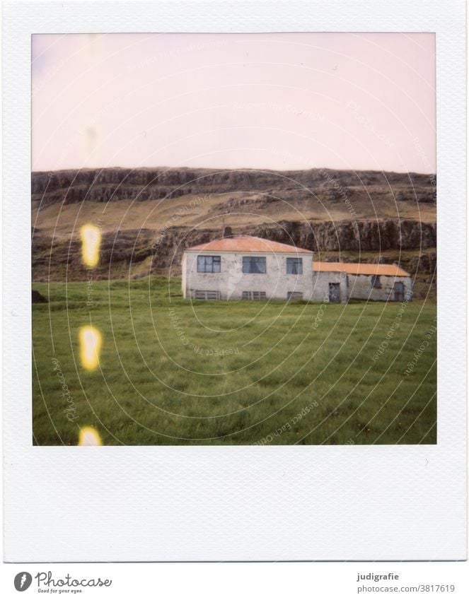 Polaroid eines isländischen Hauses Island Landschaft wohnen Einsamkeit Gebäude Außenaufnahme Menschenleer Farbfoto Dach Fenster Häusliches Leben Stimmung