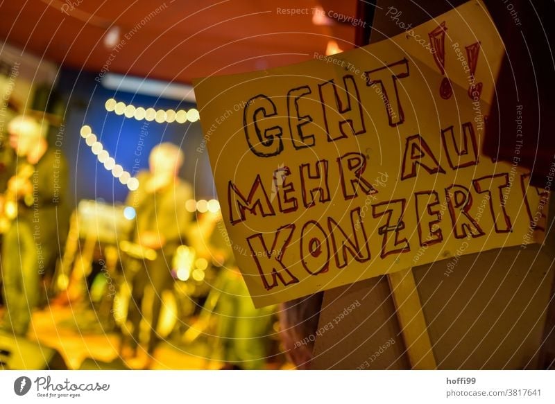 Kulturkrise - geht mehr auf Konzerte ! Schild Botschaft protestieren Krise covid-19 COVID Seuche Pandemie Quarantäne Verlust Lockdown Einschränkung
