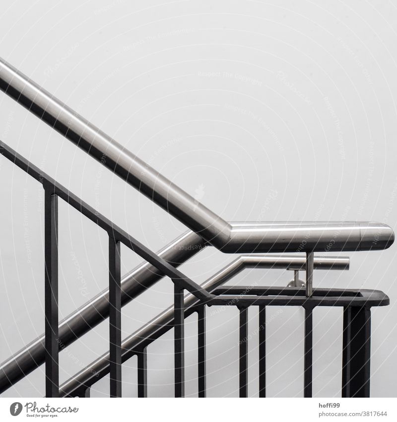 Treppengeländer, Handlauf und weiße Wand Gelander Geländer aufwärts minimalistisch Minimalismus einfach modern Treppenhaus abwärts Edelstahl glänzend gebürstet
