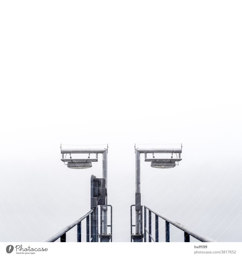 Schiffsanleger im Nebel Anlegestelle schlechtes Wetter Lampe Steg Geländer Winter Herbst Hafen Einsamkeit Müdigkeit silber stagnierend ruhig Nebelschleier
