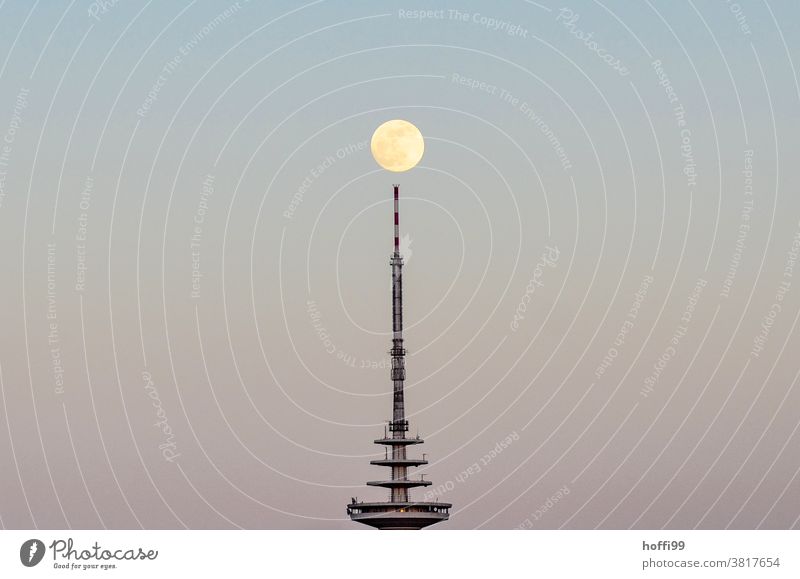 Fernsehturm mit Mond Vollmond Mondaufgang Mondschein Abenddämmerung Sonnenuntergangshimmel Dämmerung Minimalismus blau