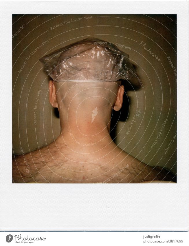 Mann mit Glatze und Duschhaube auf Polaroid Erwachsene Porträt Farbfoto Hinterkopf duschhaube Innenaufnahme Kopf Haare & Frisuren Haut Schutz