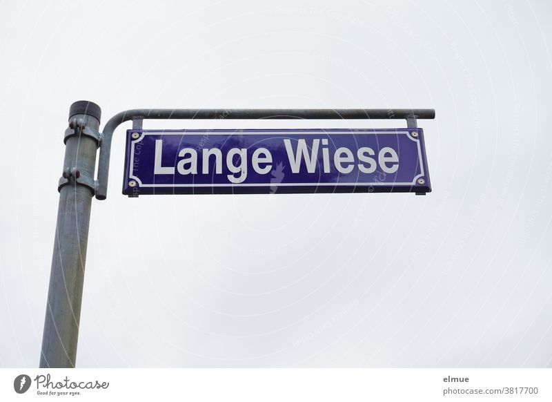 freistehendes Straßenschild "Lange Wiese" Straßenname Name Schrift Bezeichnung Schild Schilder & Markierungen Buchstaben Hinweisschild Schriftzeichen Letter