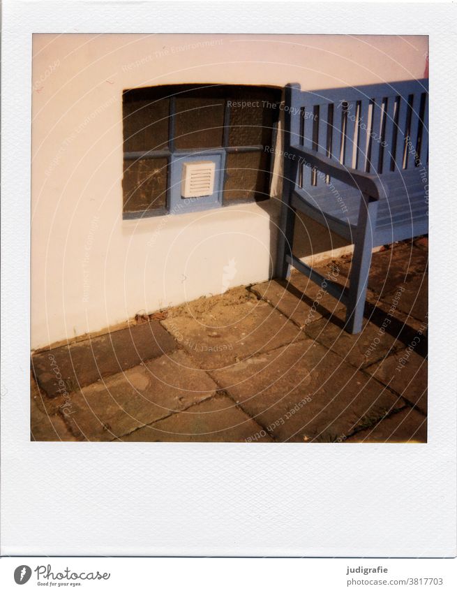 Sitzgelegenheit neben Kellerfenster auf Polaroid Bank Parkbank Fenster Holzbank blau Wand gehwegplatten Farbfoto Erholung Pause Außenaufnahme