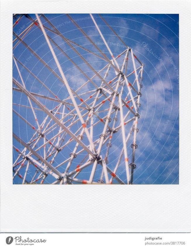 Gerüst vor blauem Himmel auf Polaroid Gerüstbau Baugerüst Stange Stangen Konstruktion Baustelle Außenaufnahme Menschenleer Farbfoto