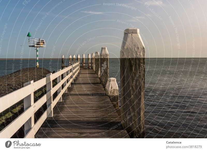 Eine Pier ragt ins Meer, links eine  Steuerbordtonne, markanter Horizont. Steg Bretter Holz Seezeichen Tonne Horitont Wasser Schifffahrt Geländer Himmel
