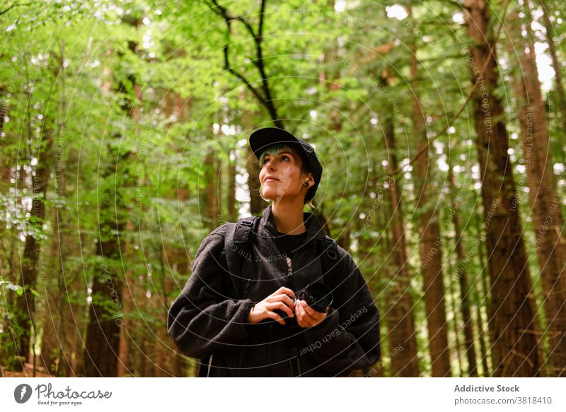 Lächelnde Frau mit Fotoapparat im Wald mit Mammutbäumen Fotograf Wälder Natur natürlich Reisender Sequoia Feiertag monte cabezon naturdenkmal der sequoias