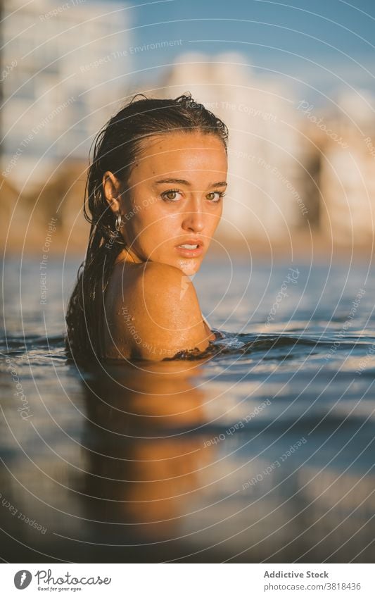 Junge Frau im Meerwasser im Sommer MEER nasses Haar Sonnenuntergang Wasser genießen Wochenende Urlaub sorgenfrei ruhen Feiertag Natur Abend Abenddämmerung