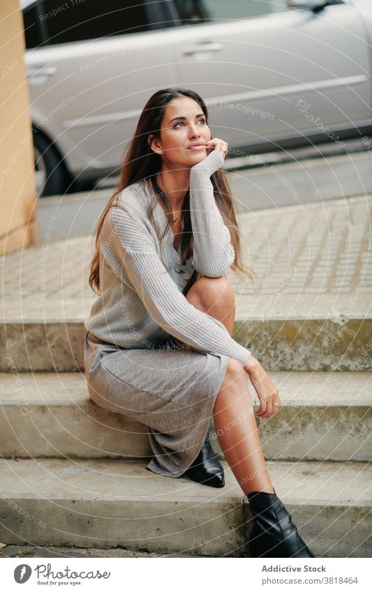 Stilvolle Frau auf der Treppe in der Stadt ausruhen lässig Kleid Outfit Straße Angebot sich[Akk] entspannen Bekleidung Stein trendy Großstadt urban