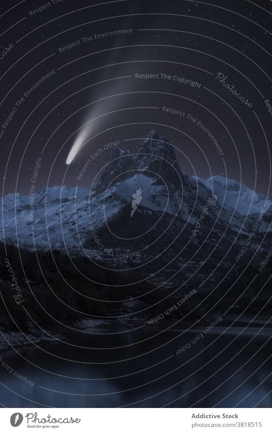Glänzender Komet am Himmel über den Pyrenäen bei Nacht Umlaufbahn Geschwindigkeit Bewegung Schnee Natur Teich Dunkelheit Hochland glänzend Zauberei u. Magie
