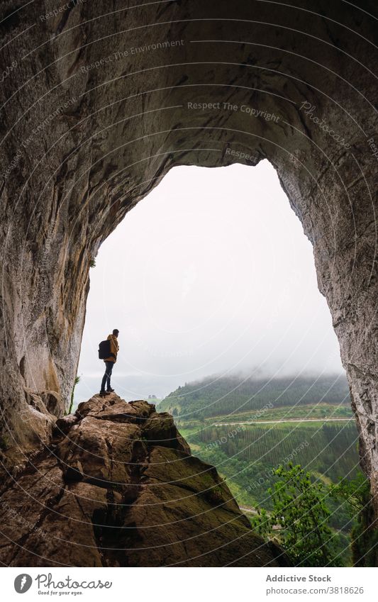 Unbekannter Tourist bewundert Berge im Nebel während eines Ausflugs bewundern Berge u. Gebirge Natur Hochland vegetieren Himmel Atmosphäre Fernweh Mann Rucksack