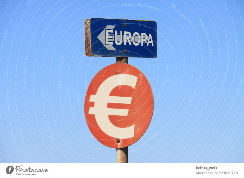 Verkehrsschilder stellen Europa und die Währung Euro als Einbahnstraße dar Beschilderung Politik Finanzen Finanzpolitik Steuerpolitik Kapitalwirtschaft Reichtum