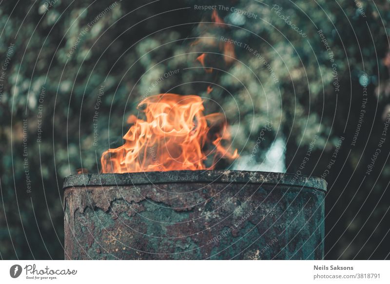 Feuer im Gartenkamin aus einem alten Metallfass Lauf Behälter verbrannt Dose Container Gefahr Zerstörung Müllhalde Flamme Trödel Abfall Verschmutzung Sicherheit