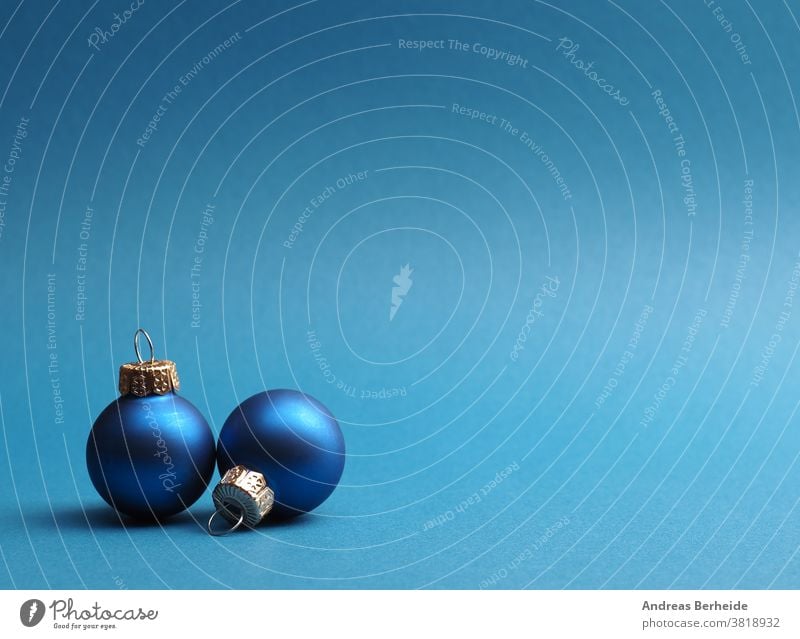 Blaue Vintage-Weihnachtskugeln auf blauem Hintergrund Ball Transparente Kugel Postkarte Feier Weihnachten abschließen Konzept Konfetti Textfreiraum