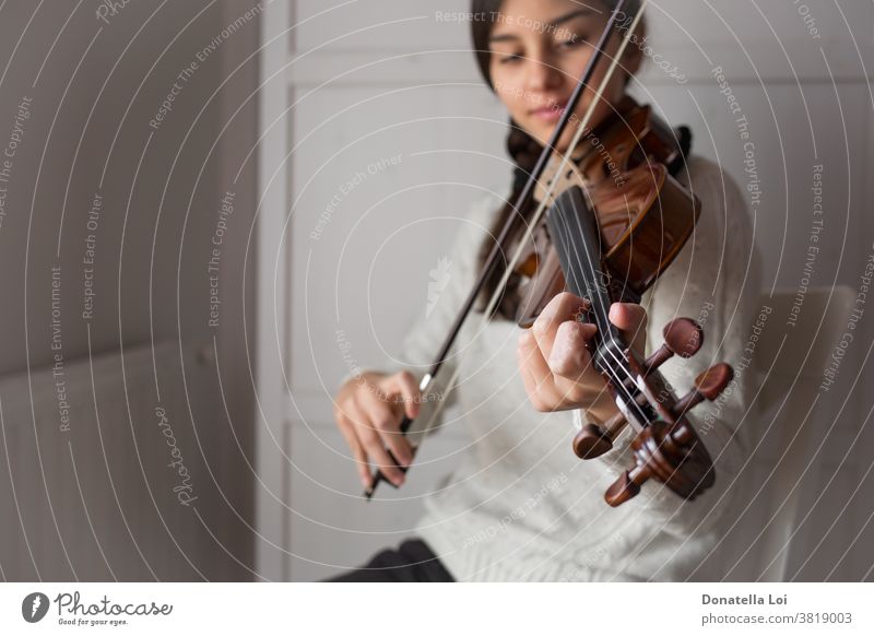 Junger Geigenschüler Künstler künstlerisch Schleife brünett Akkord klassisch Klassik Zusammensetzung Konzert Bildung elegant Frau herumfuchteln fiddlestick