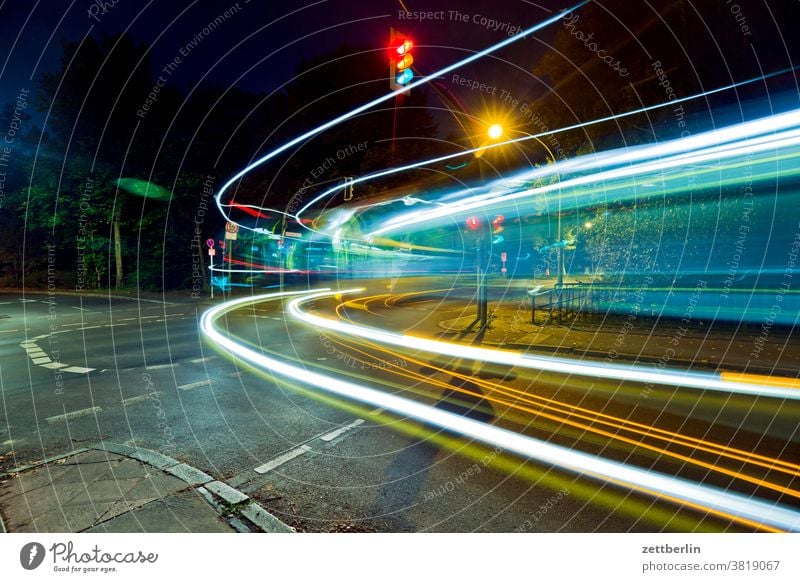 Bus in der Nacht abend bewegung blinkern bunt dynamik fantasie flimmern kunst licht lichtspiel light track linie märchen nacht nachts natur rush hour