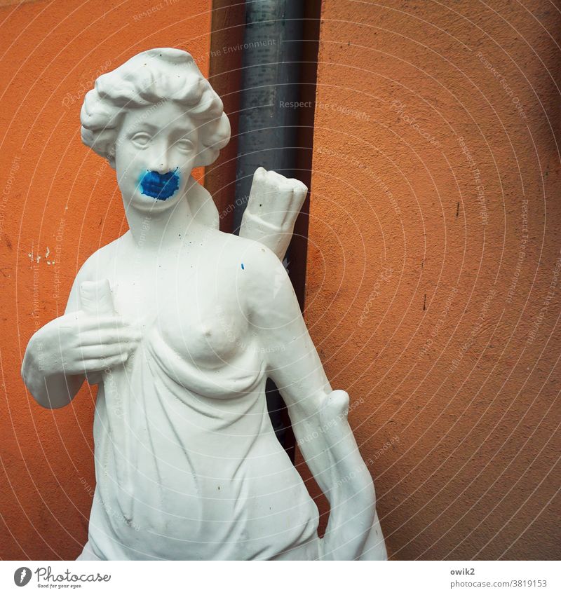 Mundtot Figur Skulptur Amazone historisch halbnackt Gips weiblich halb entblößt Oberkörper Hand Arme Brust Finger Kopf Gesicht Fleck bleu türkis symbolisch