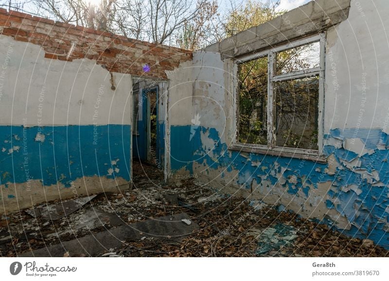 Ruinen eines alten, verlassenen Dorfhauses in der Ukraine Verlassen verlassenes Haus Architektur Herbst blau Gebäude Konflikt Landhaus Krise Tag verfallen wüst