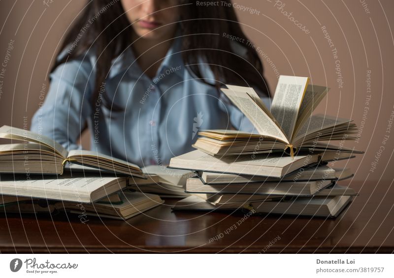 Teenagerin liest viele Bücher allein schön Buch brünett Kaukasier Klassenraum Hochschule konzentrierend Schreibtisch Bildung Prüfung Formation Mädchen heimwärts