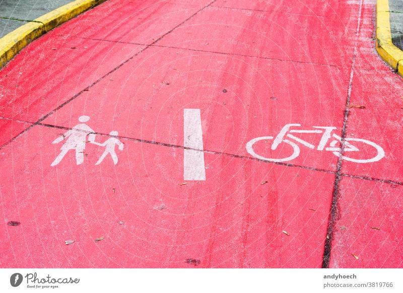 Fuss- und Radweg geteilt durch eine weisse Linie Asphalt Aufmerksamkeit Fahrrad Radfahren kreisen Großstadt Zyklus unterteilend Trennlinie Europa Fußweg