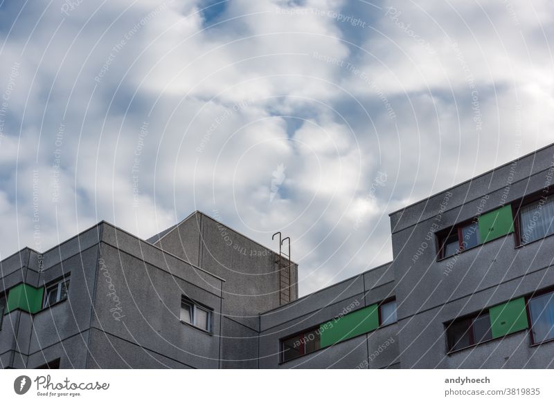 Die Leiter weg vom grauen Beton abstrakt Appartements Architektur blau Gebäude Herausforderung Chance Wandel & Veränderung Großstadt Aufstieg Wolken wolkig