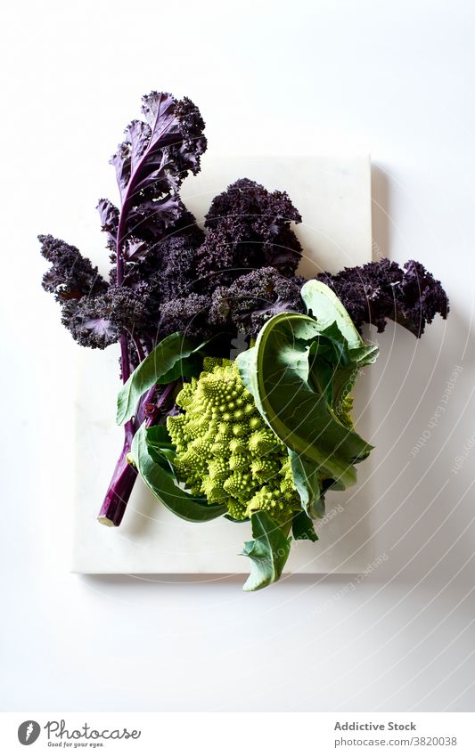 Roter oder lila Grünkohl purpur Blatt Kale Gemüse Romanesco Kohlgewächse Blumenkohl organisch Pflanze roh Nahaufnahme Lebensmittel Bestandteil Ackerbau rot