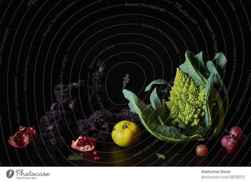 Stilleben mit verschiedenen Zutaten für vegetarische Gerichte schwarz Lebensmittel Stillleben Zusammensetzung Kunst produzieren Bestandteil organisch