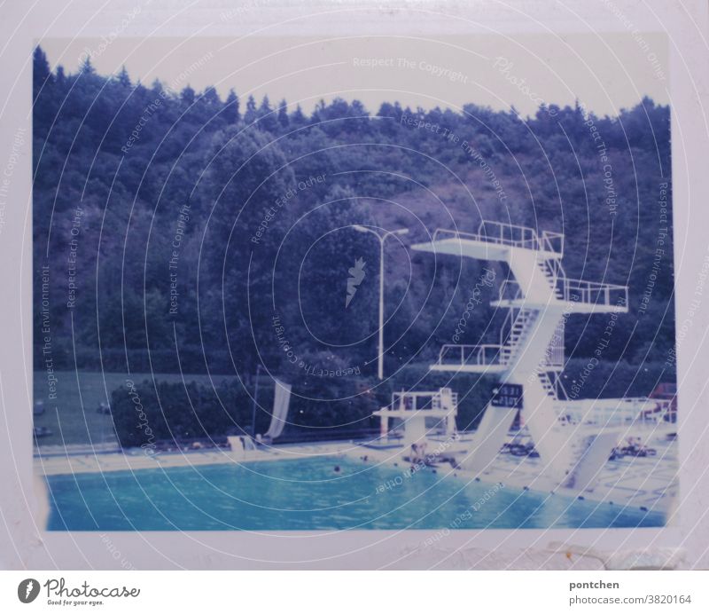 Weißer Sprungturm im Freibad. Sommer. Polaroid freibad sommer springen höhe mut spaß freude Schwimmbecken Schwimmen & Baden Sprungbrett Schwimmbad
