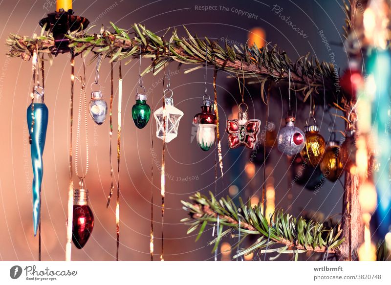 Zweig mit winzigem Weihnachtsglasschmuck Weihnachten Ornament Dekoration & Verzierung Glitter Feiertag Baum Dezember Kerze Glück farbenfroh Bälle Lametta Urlaub