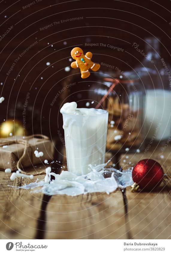 Lebkuchenmann und ein Glas Milch. Weihnachts-Konzept süß Lebensmittel festlich Weihnachten Mann Bonbon trinken melken Keks Dezember Feiertag