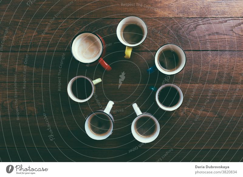verschiedene Tassen Kaffee Tisch Getränk Frühstück Café trinken braun anders Aroma arabica Hintergrund Morgen viele schwarz Pause Kulisse Espresso schäumen