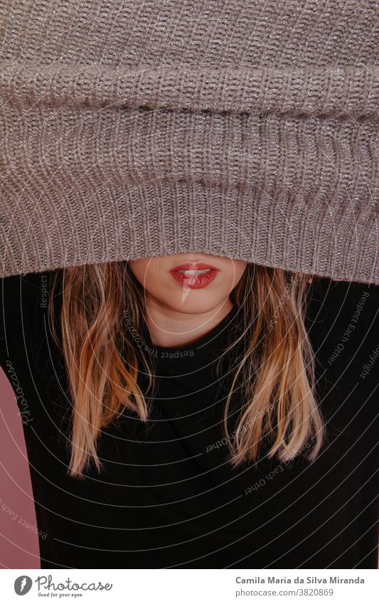 junge Frau, die einen Pullover trägt Saison Nahaufnahme modisch blond Porträt Lifestyle Hintergrund schön Schönheit Kaukasier Bekleidung Mode Fotostudio rosa