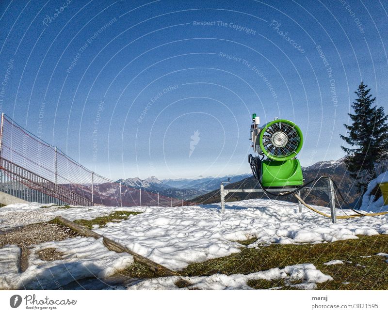 Schußbereite Schneekanone auf einem Berg Kunstschnee künstlich Schneelandschaft Beschneiung Klima Vorfreude grün kalt Berge u. Gebirge Schönes Wetter Winter