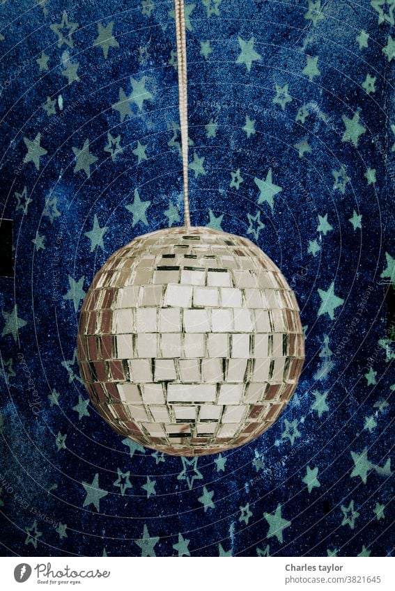 Retro-Disco-Kugel mit Sternen 1970s Ball blauer Nachthimmel Sterne silber Feier kitschig farbenfroh Tanzen Dekoration & Verzierung Diskokugel discoball