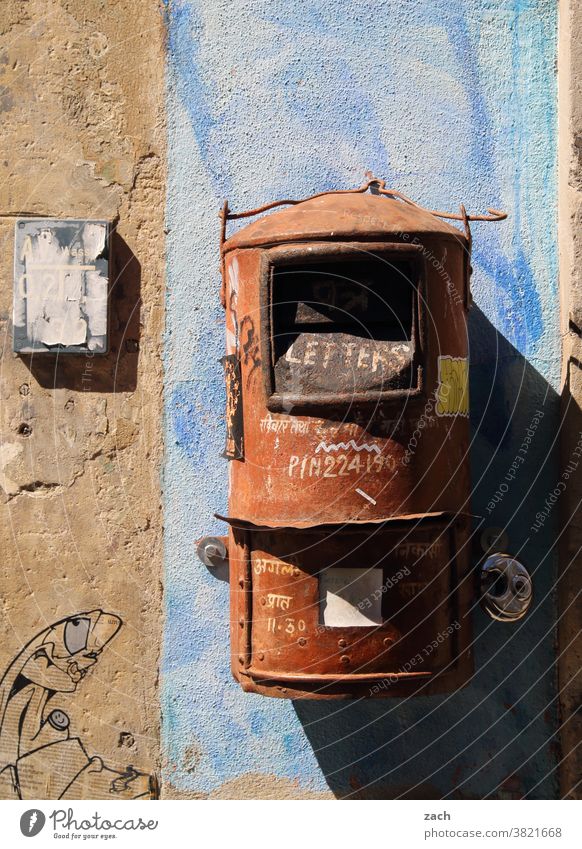 Rostbriefkasten Wand Fassade Graffiti Mauer Gebäude Street Art Ruine Renovieren Buchstaben Botschaft malern Post Briefkasten Postfach blau rostig rostbraun