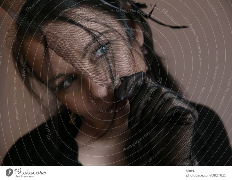 Frau mit Haarnetz und Handschuhen im Halbdunkel Porträt Schatten Starke Tiefenschärfe Konzentration Kontrolle Inspiration geheimnisvoll Misstrauen
