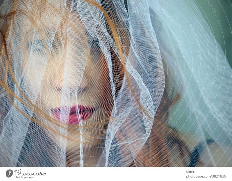 Anastasia frau schleier rothaarig geheimnisvoll rätselhaft schön portrait lippenstift verdeckt versteckt schutz sicherheit