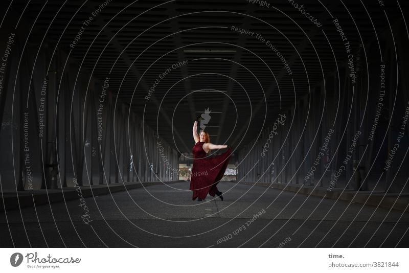 Anastasia kleid frau tanz tanzen brücke theater konzentration schauspielerin dunkel rot kunst bewegung