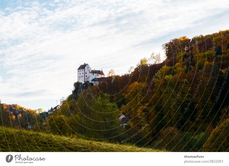 mittelalterlicher Burg in Franken auf Berggipfel von Wald eingerahmt im Herbst Burg oder Schloss historisch Turm Gebäude Denkmal Himmel Farben wolkig