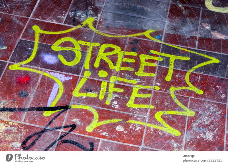 STREET LIFE streetart Graffiti Schriftzeichen Farbe gelb rot Bodenplatten Bodenbelag street life urban Subkultur Jugendkultur Schmiererei