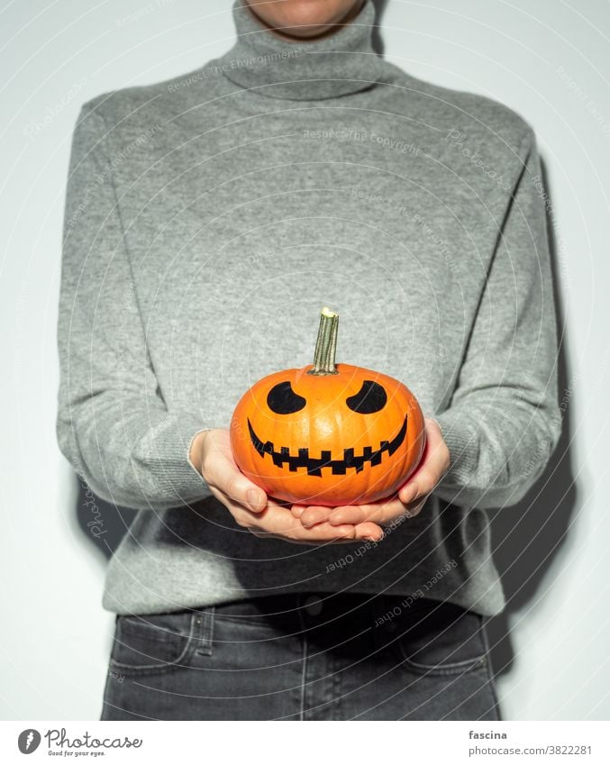 Minimalistisches Halloween-Konzept Kürbis jack-o-lantern unkenntlich Feiertag Süßes-oder-Saures Mädchen Mode behauen konzeptionell Lebensmittel Party