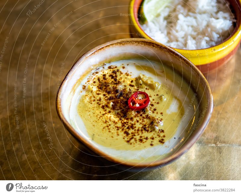 Gelbes Curry mit Blumenkohl und Kichererbsen gelb Reis Metall Tischplatte Hintergrund Inder Lebensmittel Restaurant Kopie Raum Text Design Textfreiraum