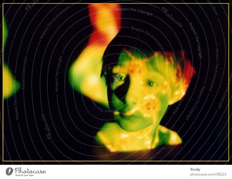 grüner blick Muster Kind schwarz Junge Licht rot projezion Gesicht strucktur Kreis Auge Schatten Rahmen