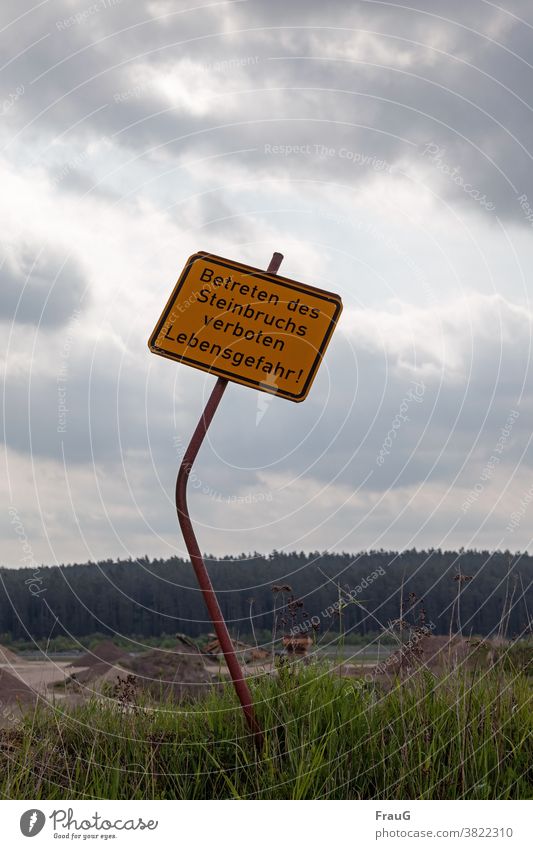Begrüßungsrituale | verboten! Landschaft Himmel Wolken trübes Wetter Wald Gras Steinbruch Schild Verbotsschild Hinweisschild Warnschild Warnhinweis Warnung