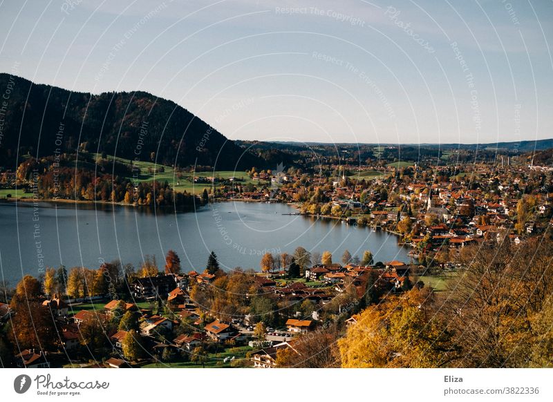 Ausblick auf den Schliersee in Bayern und die herbstliche Landschaft drumherum See Herbst Natur Sonnenschein Schönes Wetter