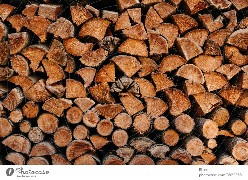 Gestapelte Holzscheite als Feuerholz gestapelt Brennholz braun Holzhacken Holzstapel Hintergrund Textur
