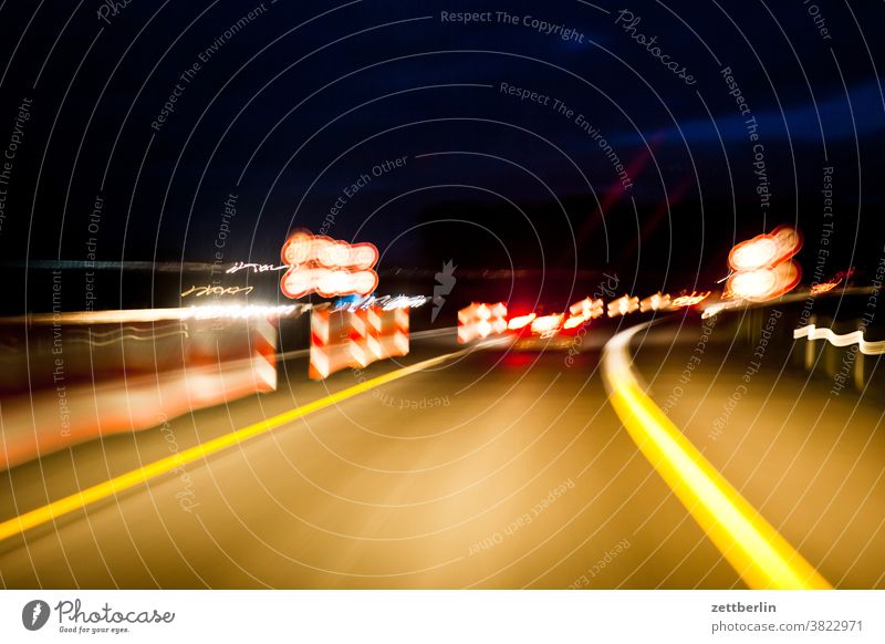 Nachts auf der Autobahn abend nacht nachts straße bundesstraße autobahn bundesautobahn markierung fahrbahnmarkierung schild verkehrsschild bake warnbake