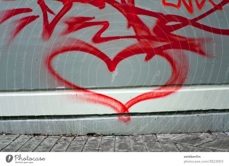 Herz aussage beziehung botschaft emotion farbe frühlingsgefühle gesprayt grafitti grafitto herz illustration kunst liebe mauer message nachricht parole politik